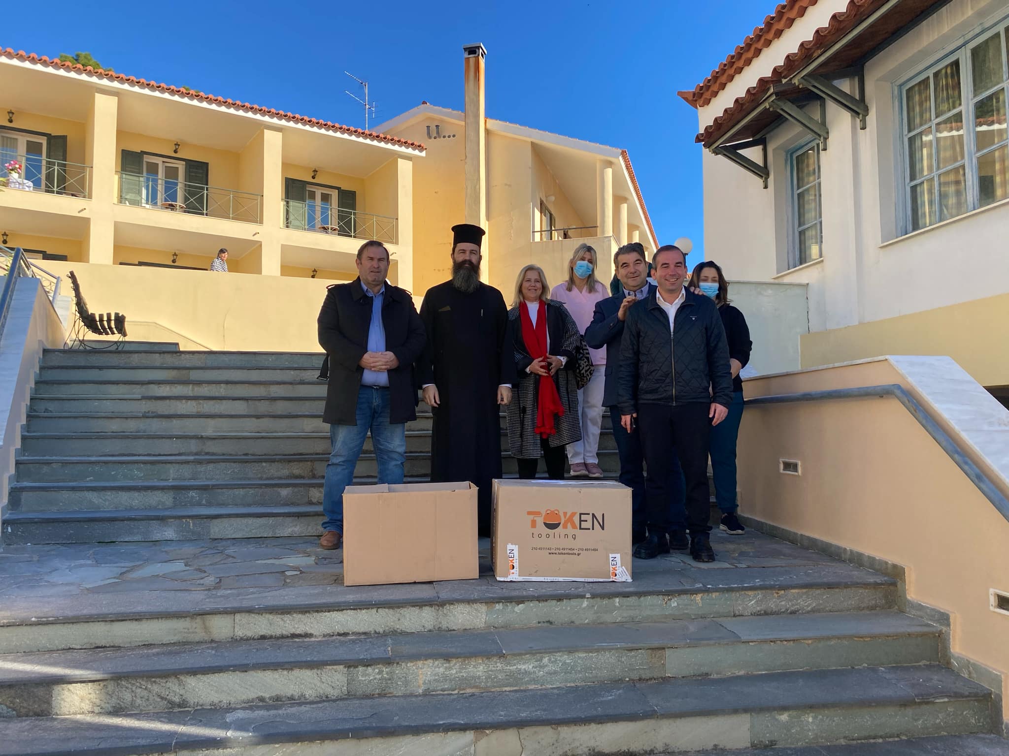 Φωτογραφία με ανθρώπους και χαρτόκουτα