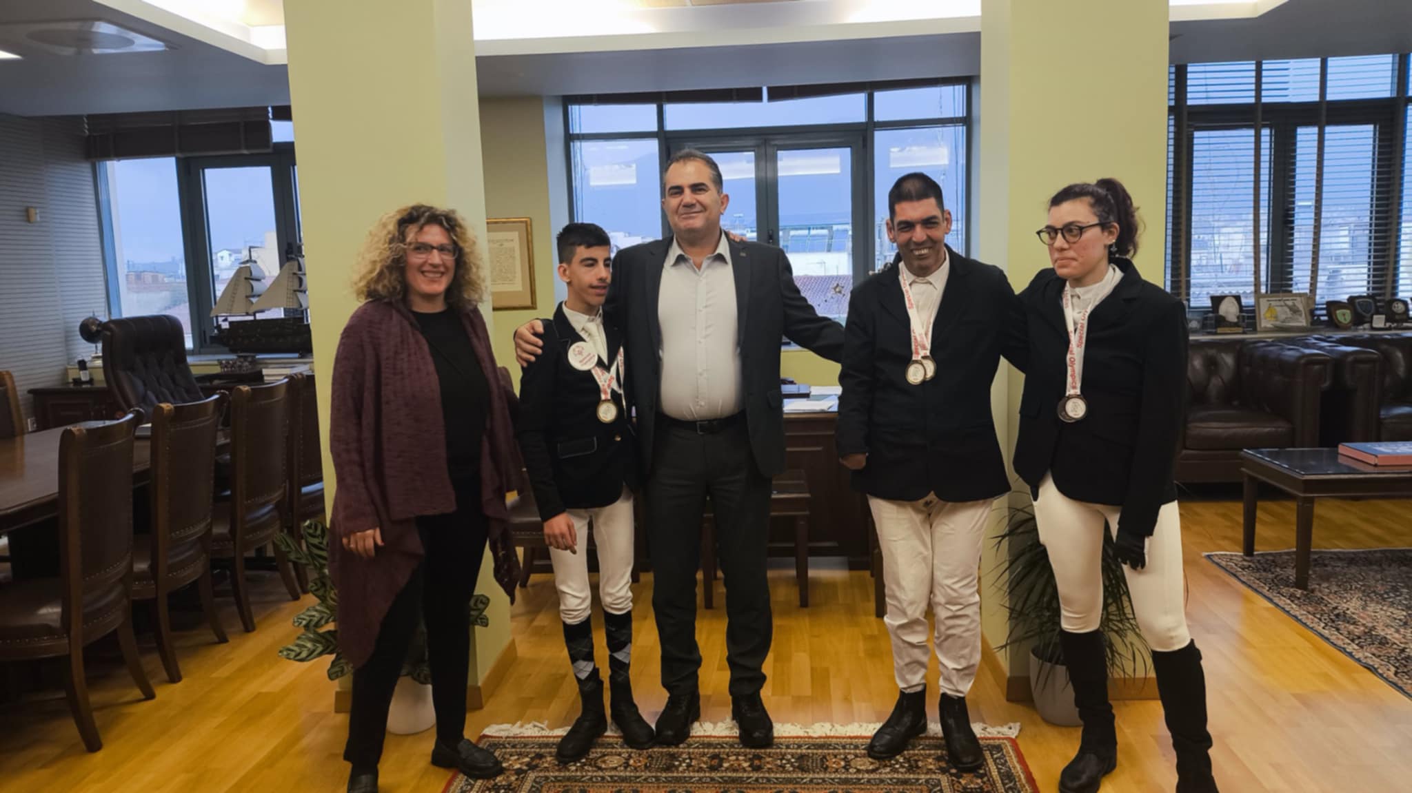Φωτογραφία του Δημάρχου με αθλητές αθλητές του Ιππικού Ομίλου που πήραν μετάλλια