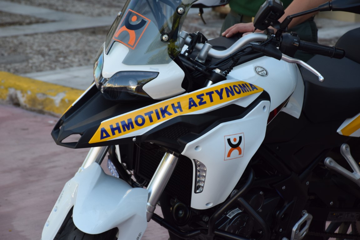 Φωτογραφία με μηχανή της Δημοτικής Αστυνομίας