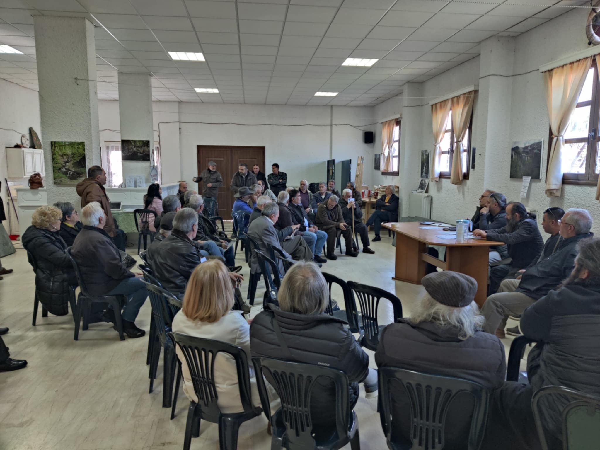 Φωτογραφία από συζήτηση-ενημέρωση στο Δημοτικό Κατάστημα Αλαγονίας
