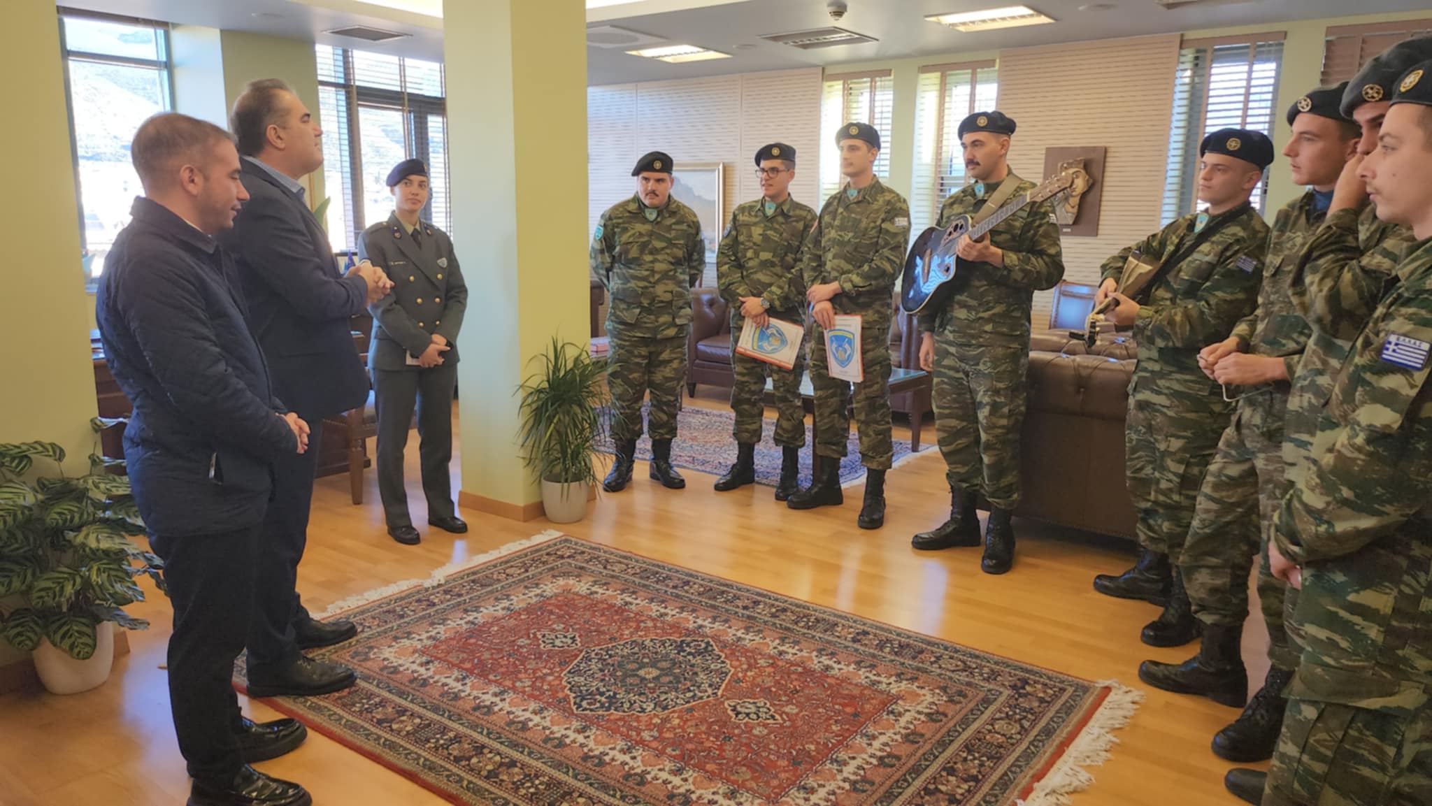 Φωτογραφία από στρατευμένους νέους που λένε τα κάλαντα στον Δήμαρχο