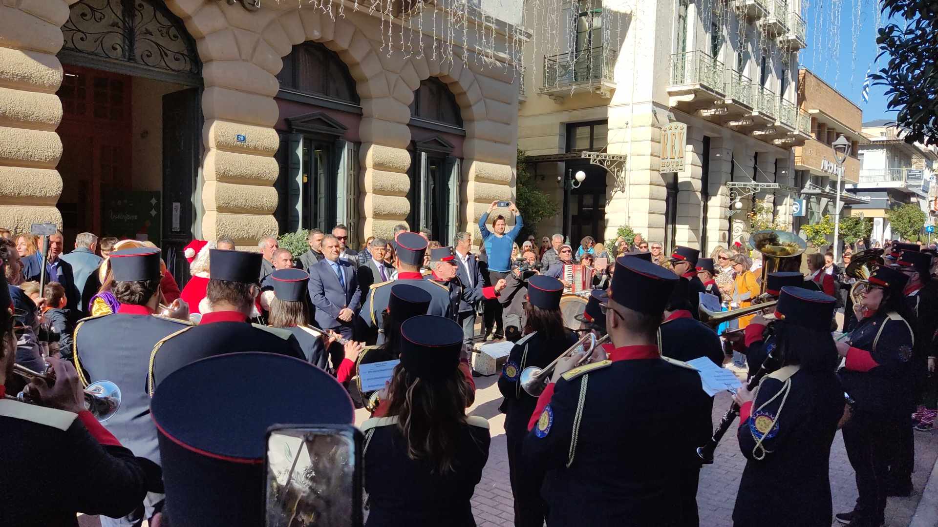 Φωτογραφία από τα κάλαντα που είπε η Φιλαρμονική