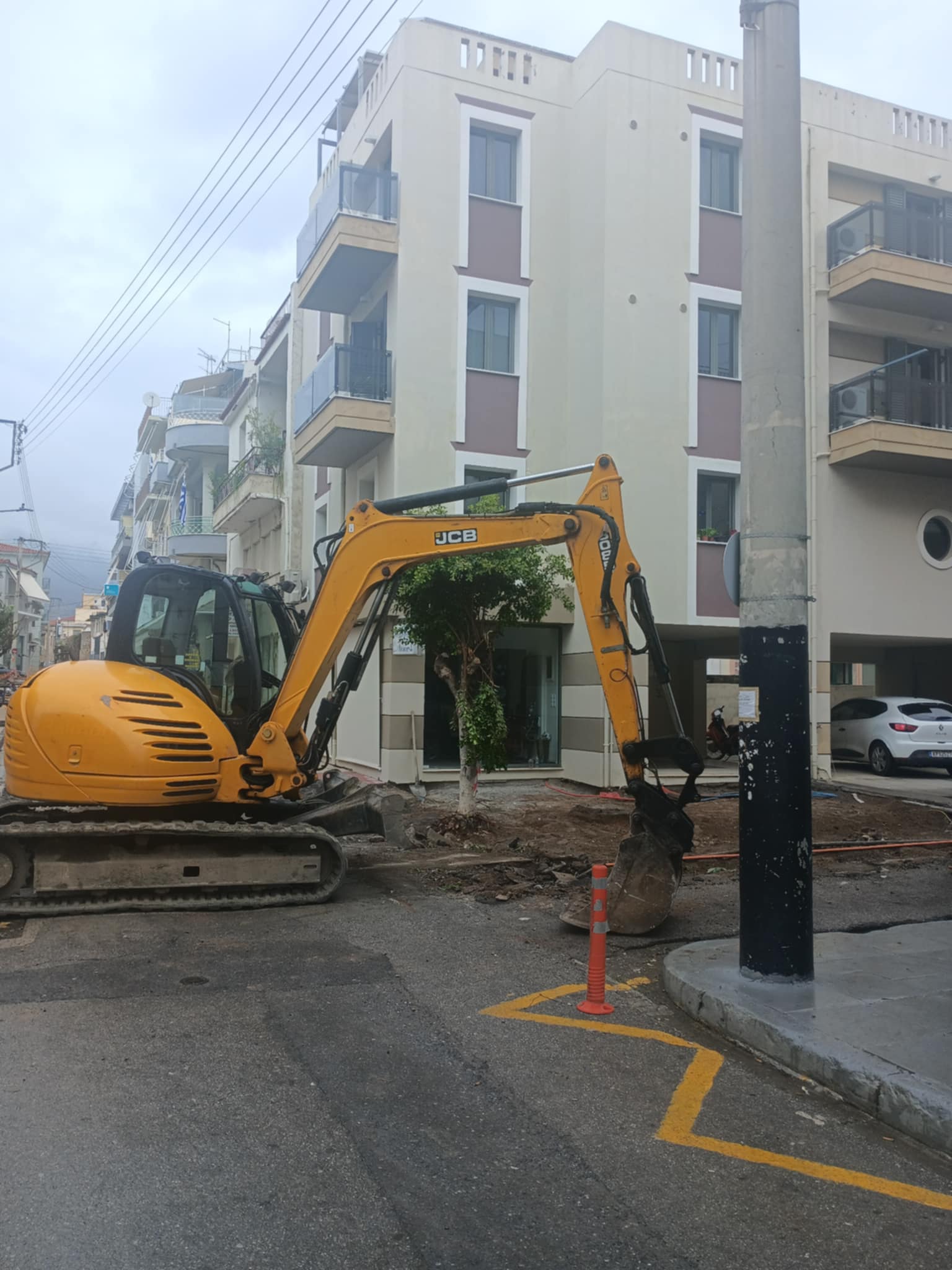 Φωτογραφία με μηχάνημα για το έργο έργο «ΑΝΑΠΛΑΣΗ ΟΔΩΝ ΣΤΟ ΚΕΝΤΡΟ ΤΗΣ ΠΟΛΗΣ ΤΗΣ ΚΑΛΑΜΑΤΑΣ»