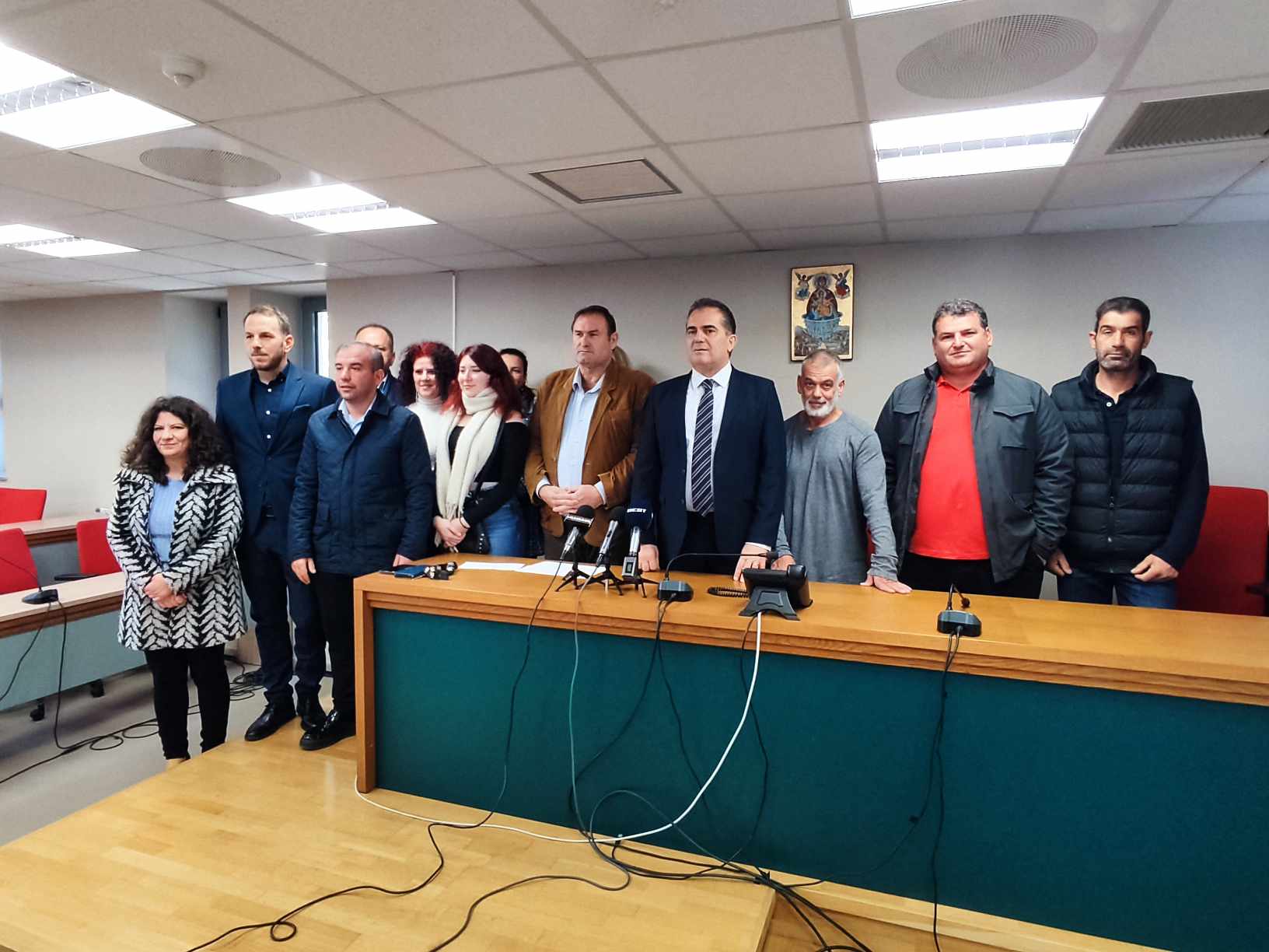 Φωτογραφία από την επίδοση επιταγών