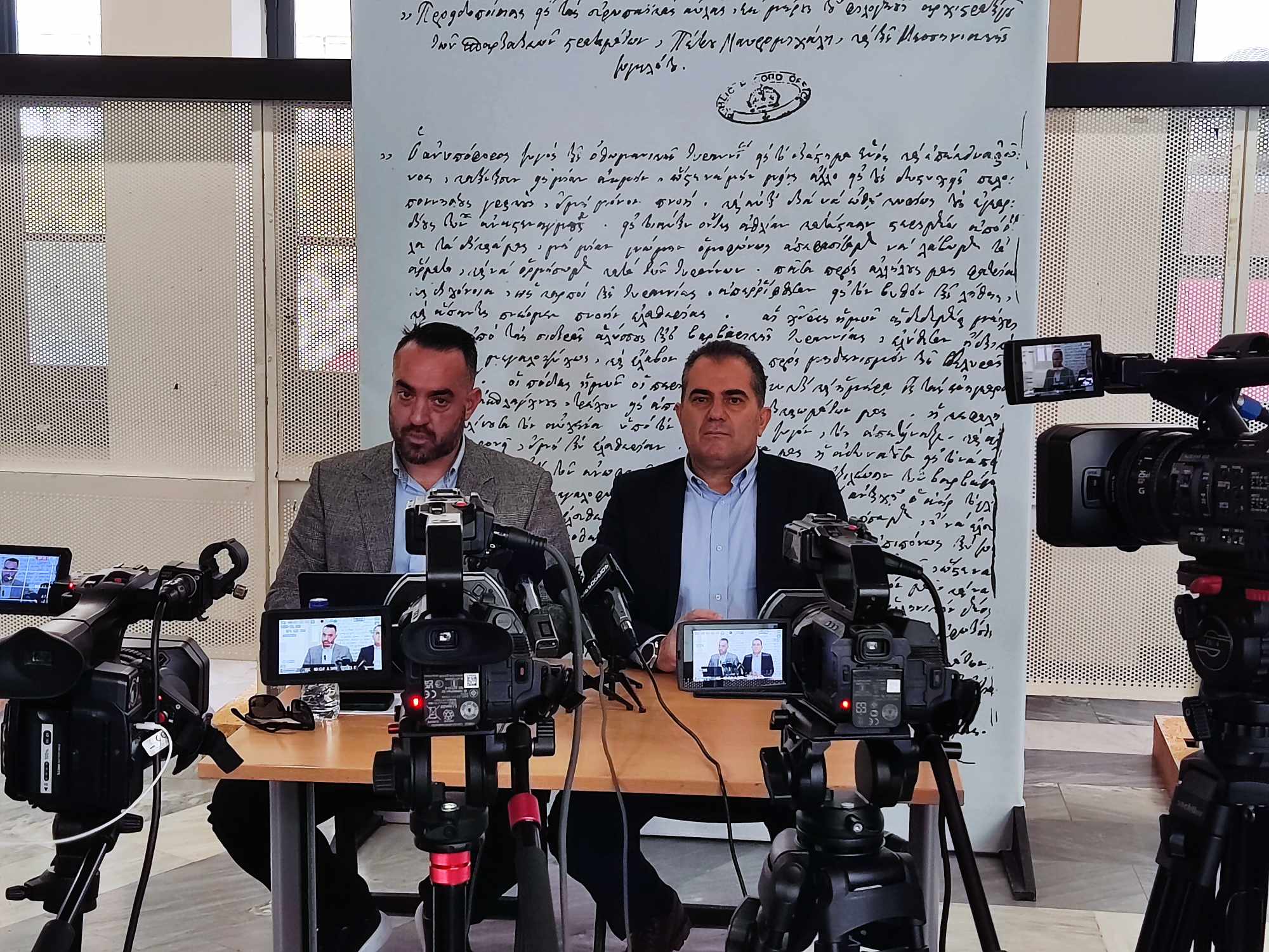 Φωτογραφία του Δημάρχου σε συνέντευξη Τύπου