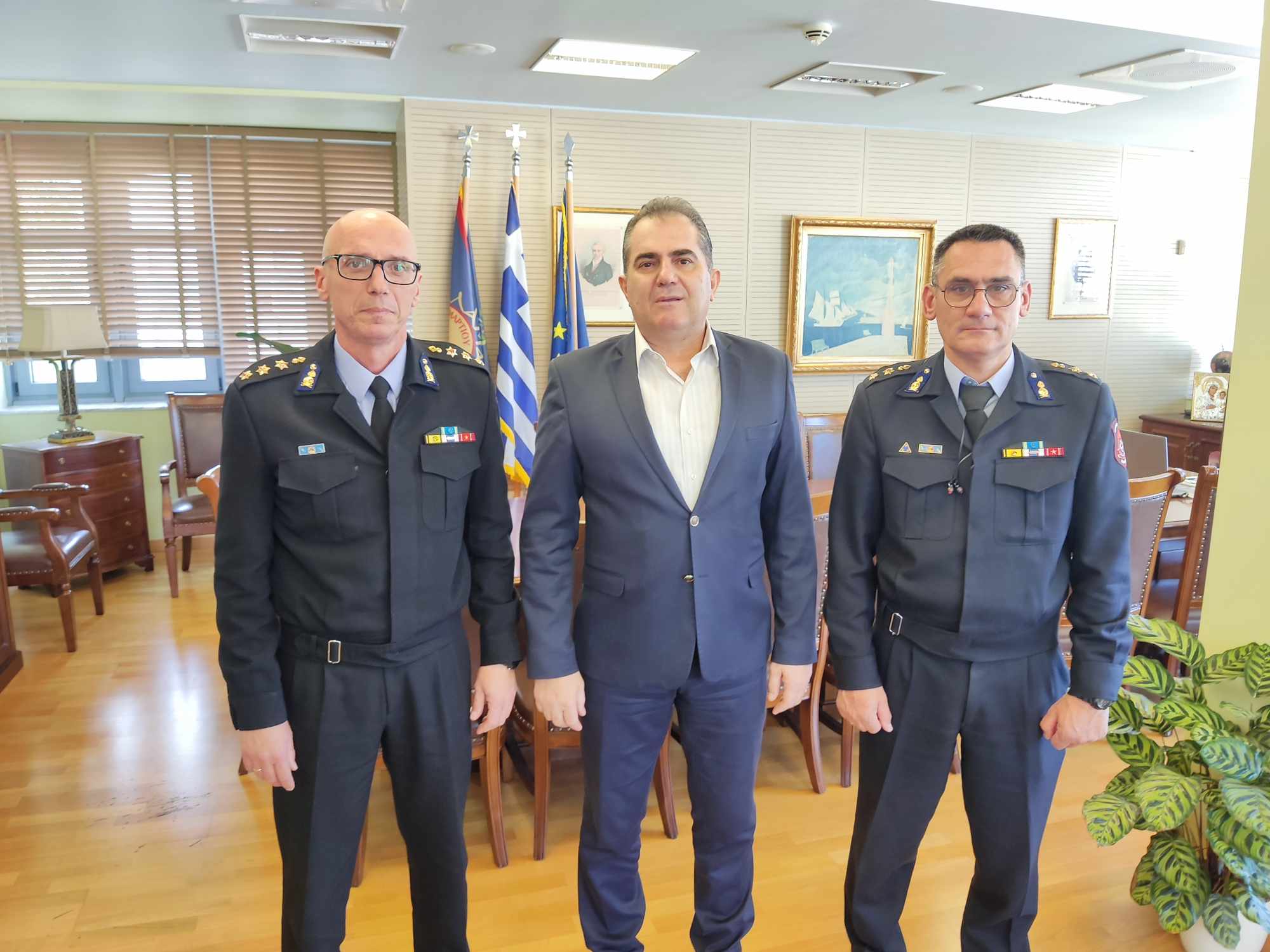 Φωτογραφία του δημάρχου με πυροσβέστες