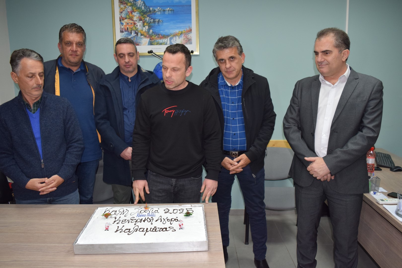 Φωτογραφία με ανθρώπους και βασιλόπιτα