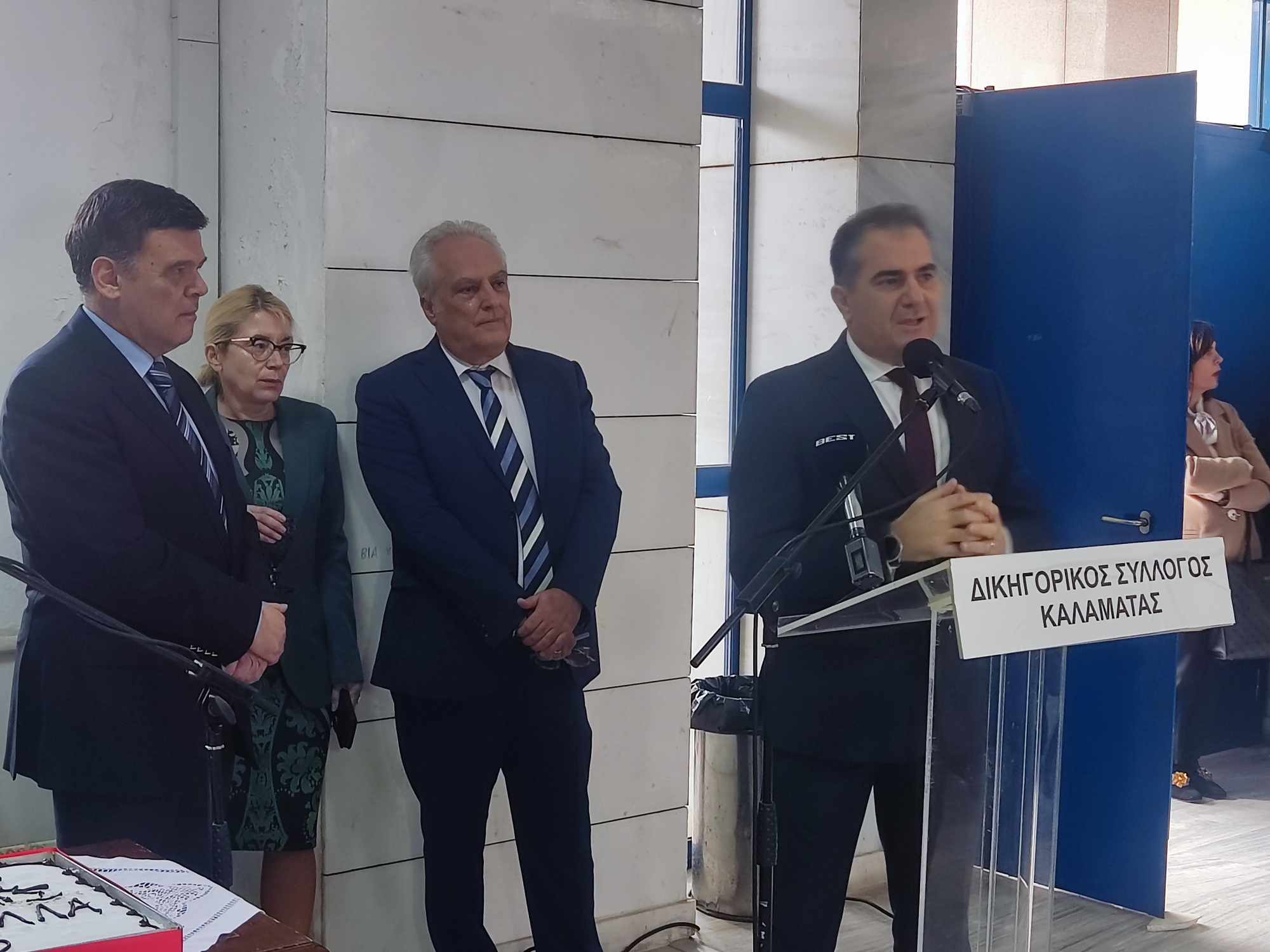 Φωτογραφία του δημάρχου να μιλάει πριν από κοπή βασιλόπιτας 