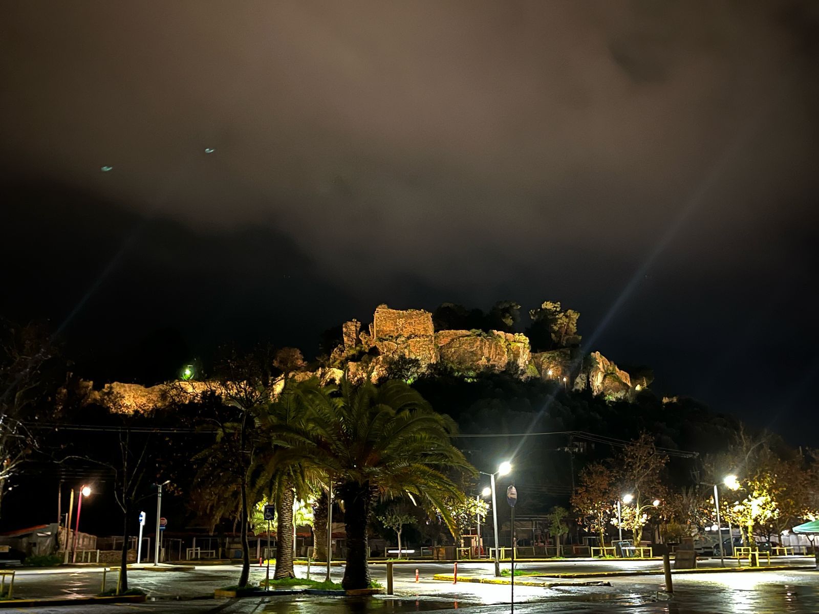 Φωτογραφία με το Κάστρο φωταγωγημένο