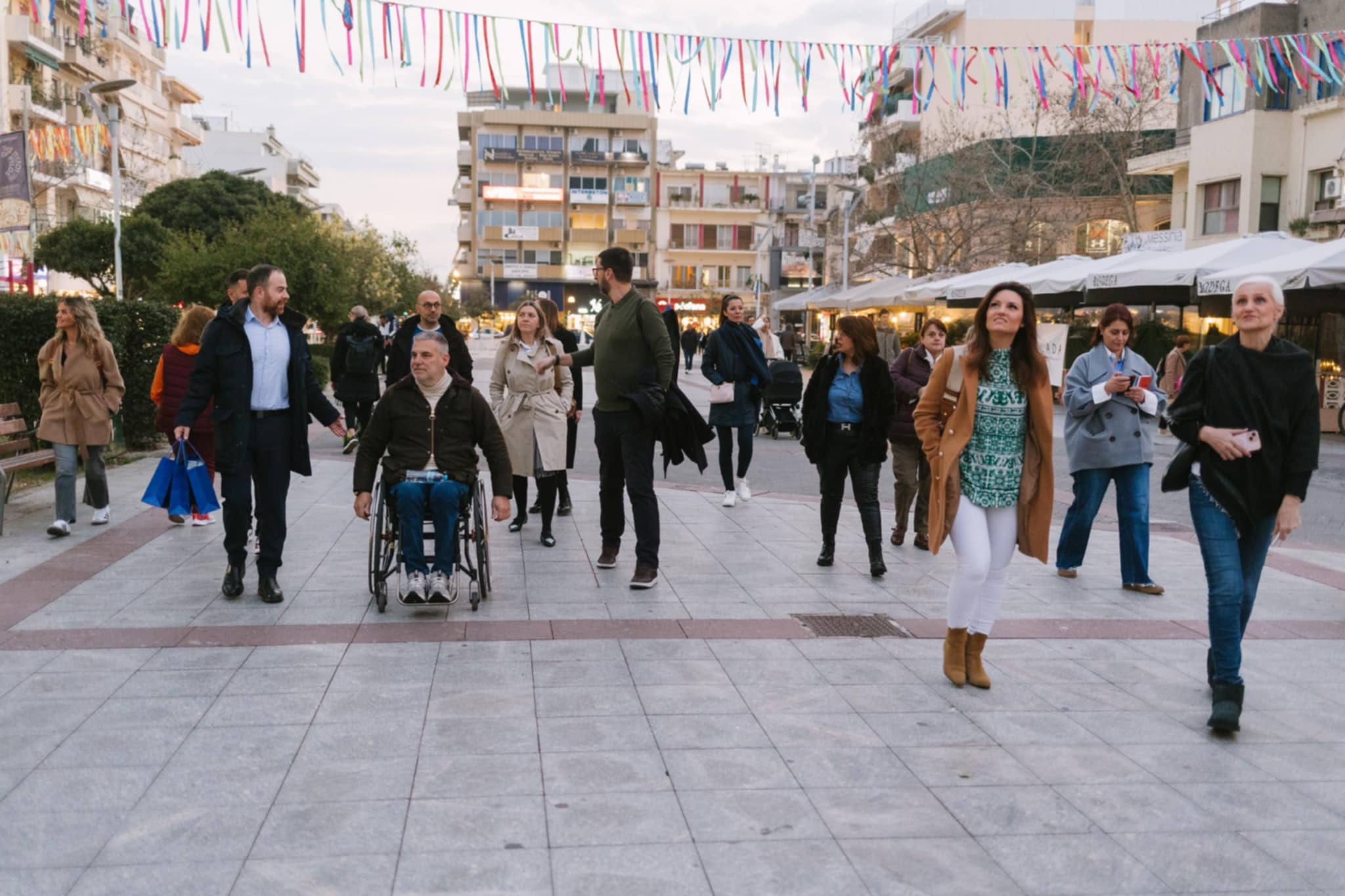 Φωτογραφία με ανθρώπους στην πλατεία