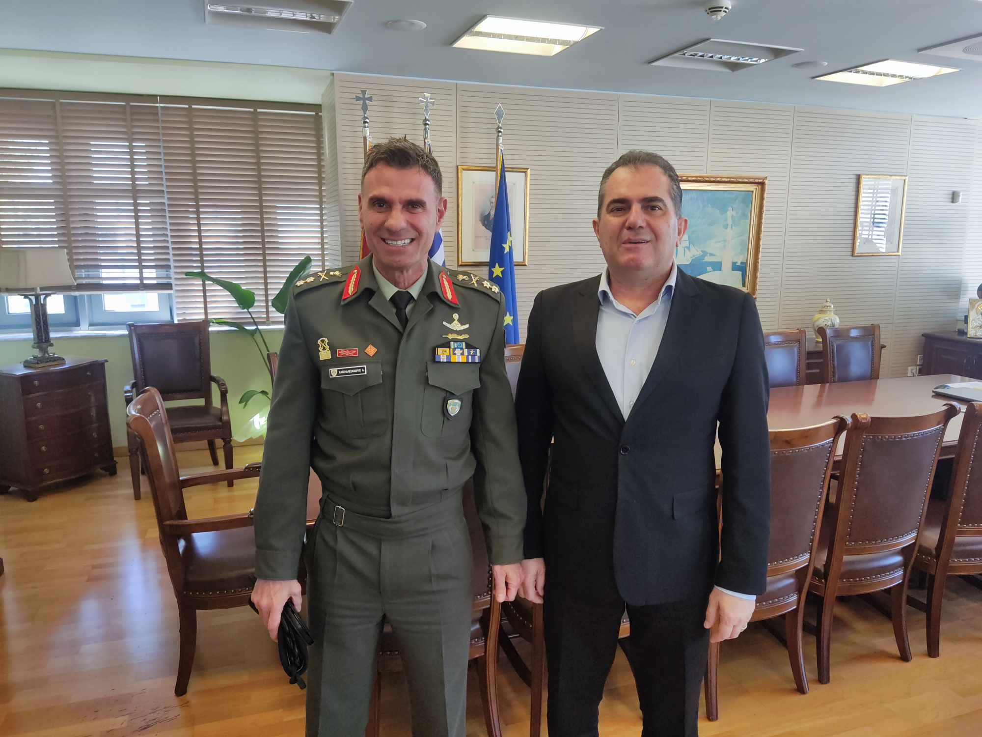 Φωτογραφία του Δημάρχου με τον νέο διοικητή ΔΙΚΕ